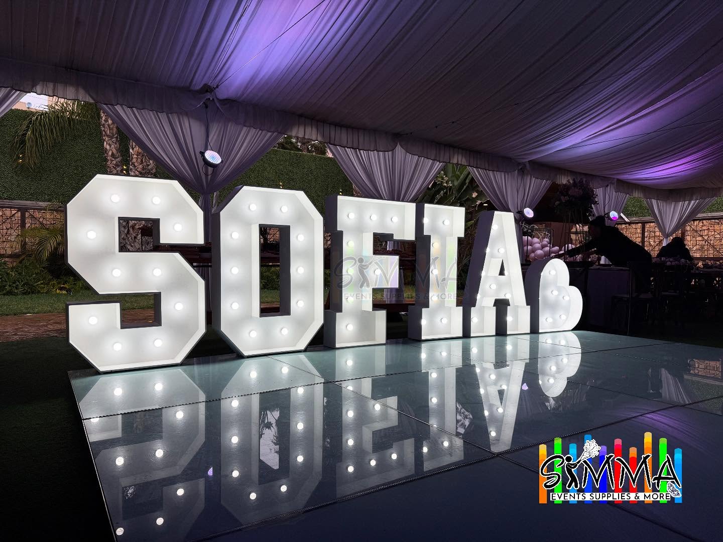 Montaje con letras gigantes